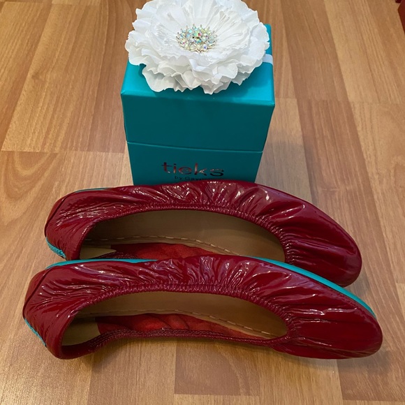 Tieks by Gavrieli- Ruby Red Patent size 8 - Picture 6 of 7